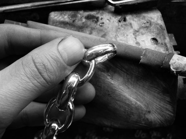 Silverkedja som tillverkas för hand. Bild från en verkstad. 