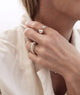 tjej som bär två ringar i silver. Ringarna har silverkulor i olika storlekar. 