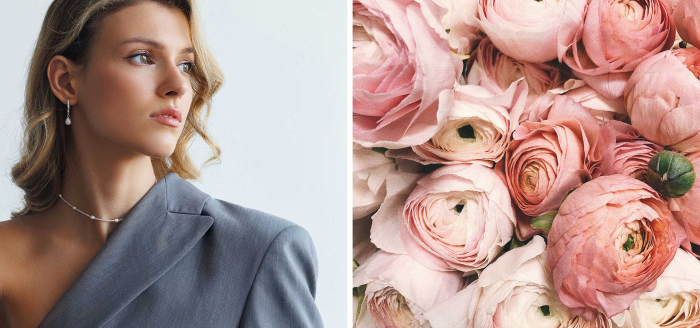 Kvinna som bär pärlhalsband och pärlörhängen. Andra halvan av bilden visar en bukett med rosa pioner. 