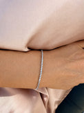 tjej som bär ett tennisarmband med gnistrande kristaller