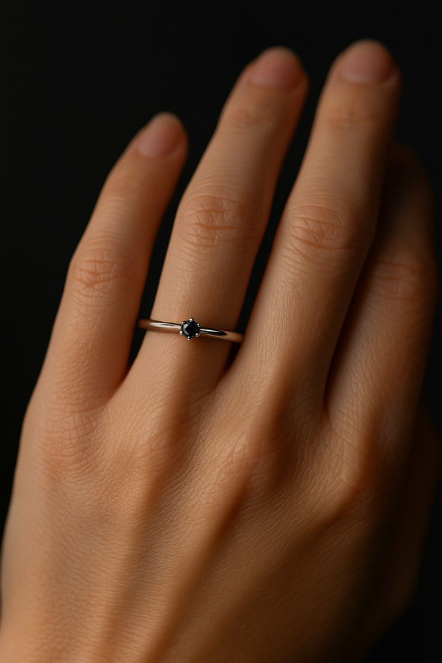 Diamantring med svart diamant till vigsel eller förlovning. 