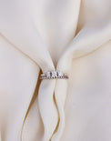 vigselringar i silver med diamanter. Flerstensring och alliansring i set placerade runt ett vitt elegant tyg