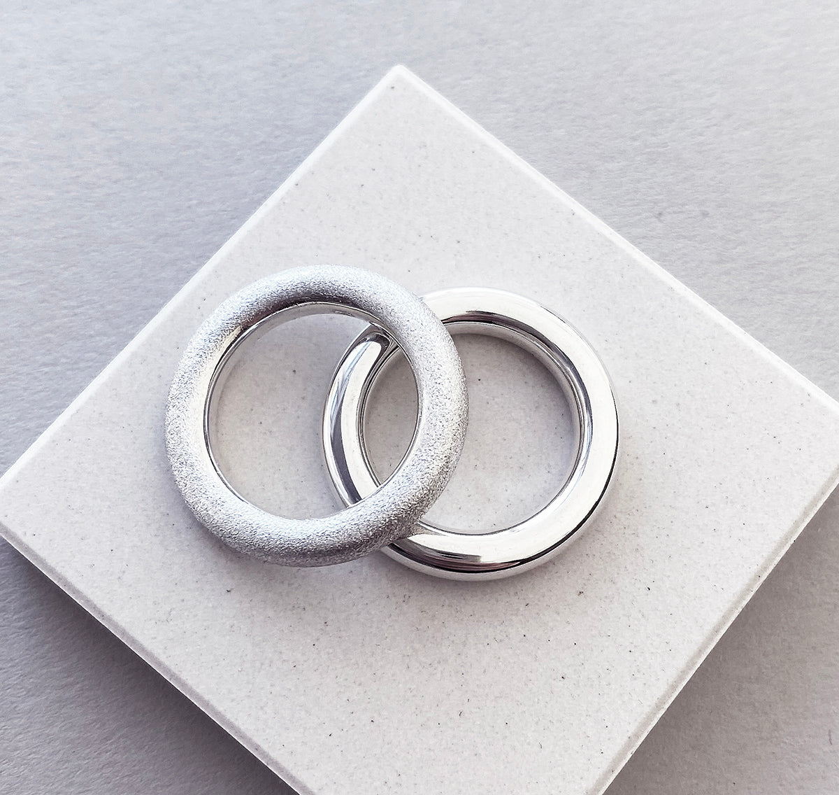 MILA COMBO Ring stack 4 mm ringar Frost/Polished - Mila Silver